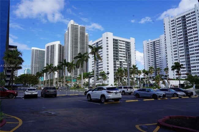 Building Photo - 1913 S Ocean Dr