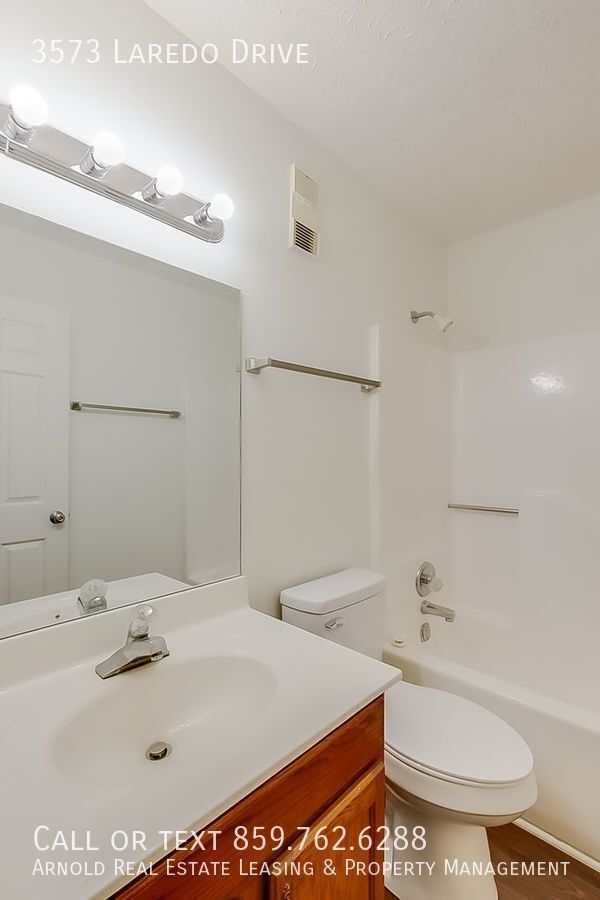 Building Photo - New 2 Bedroom 1.5 Bath Listing!