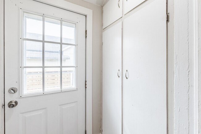 Building Photo - 22 E 7th St