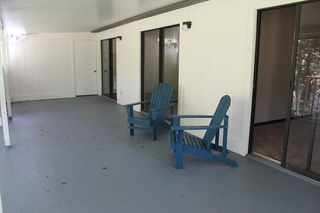 Building Photo - 2 bed 2 bath condo