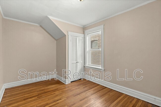 Building Photo - 5065 Lindenwood Ave