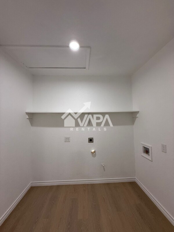 Building Photo - 7215 Hickory Grove Dr
