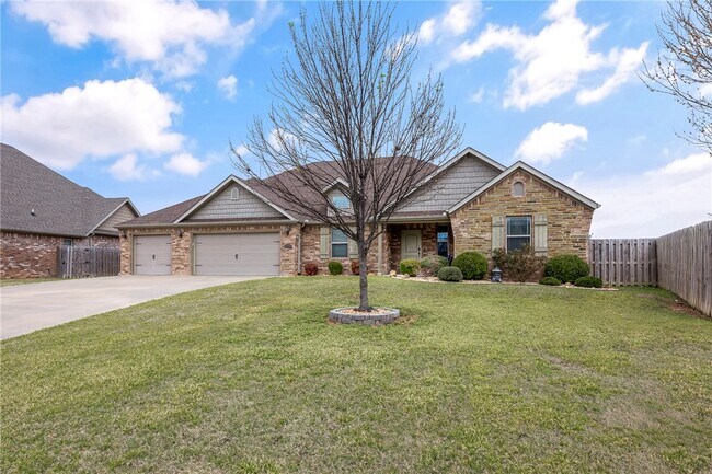 Building Photo - 1221 Stoneybrook Ln