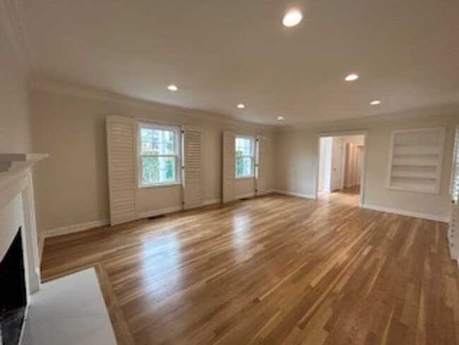 Building Photo - 9750 Newman St