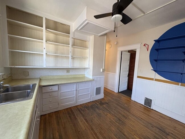 Building Photo - 48 Monroe St