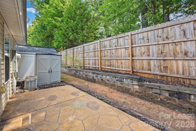 Building Photo - 2052 Shady Pond Dr