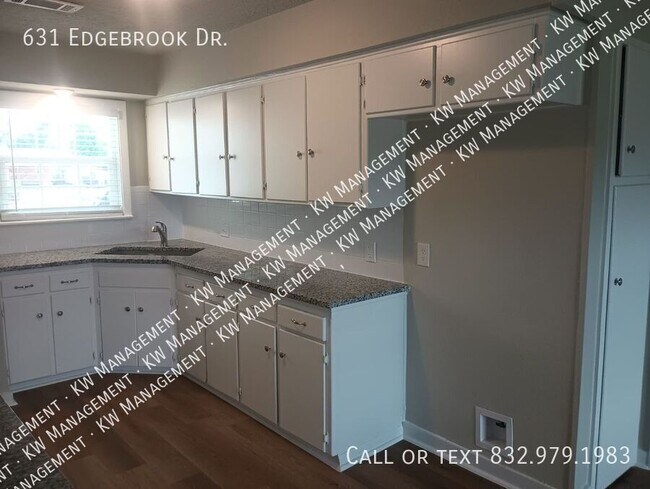Building Photo - 631 Edgebrook Dr