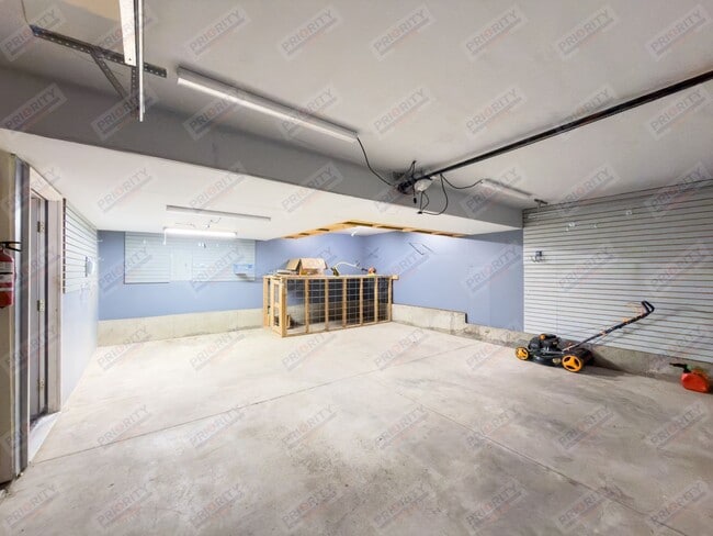 Building Photo - Single Family Home with 4 Bedrooms