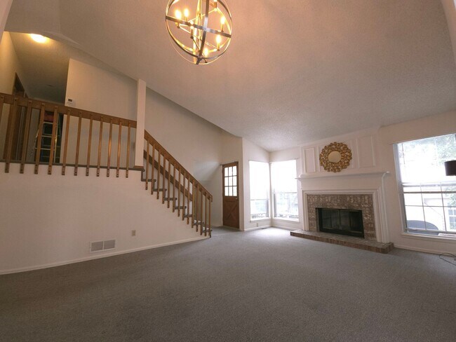 Building Photo - Spacious Tri-Level Home in Lafayette