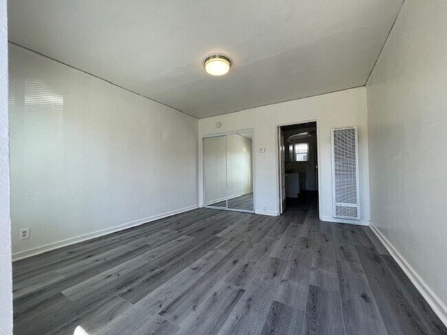 Building Photo - Quaint Studio, Freshly Painted, with modern fixtures, with front and back entrance,