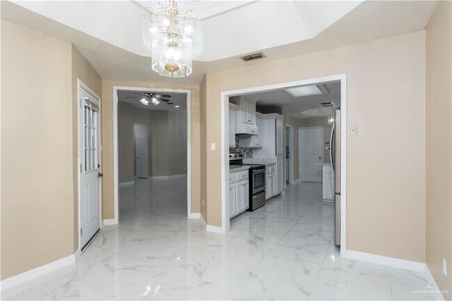 Building Photo - 25 Oriole Ave