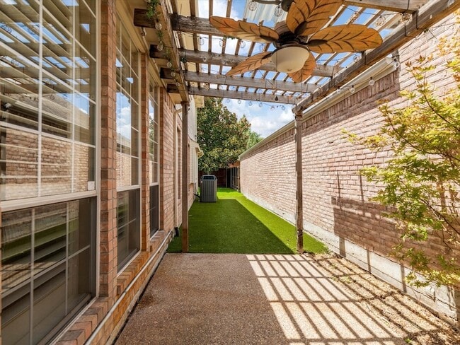 Building Photo - 8129 Springmoss Dr