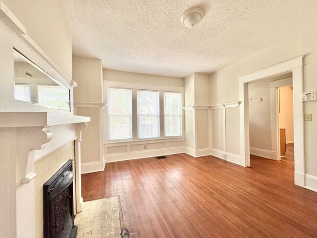 Building Photo - Spacious 3 Bedroom Duplex Convenient to Do...
