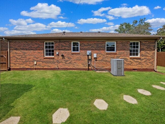 Building Photo - 111 Hill-N-Dale Dr