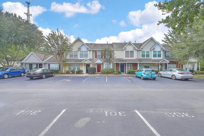 Building Photo - Move in Ready Townhouse in Summer Wood!