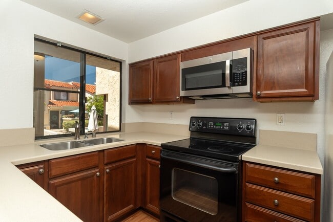 Building Photo - Beautiful 3 bedroom 2.5 bath townhouse across the street from Lake Murray