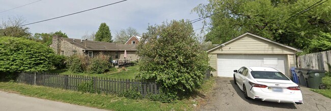 Building Photo - 451 Bob O Link Dr