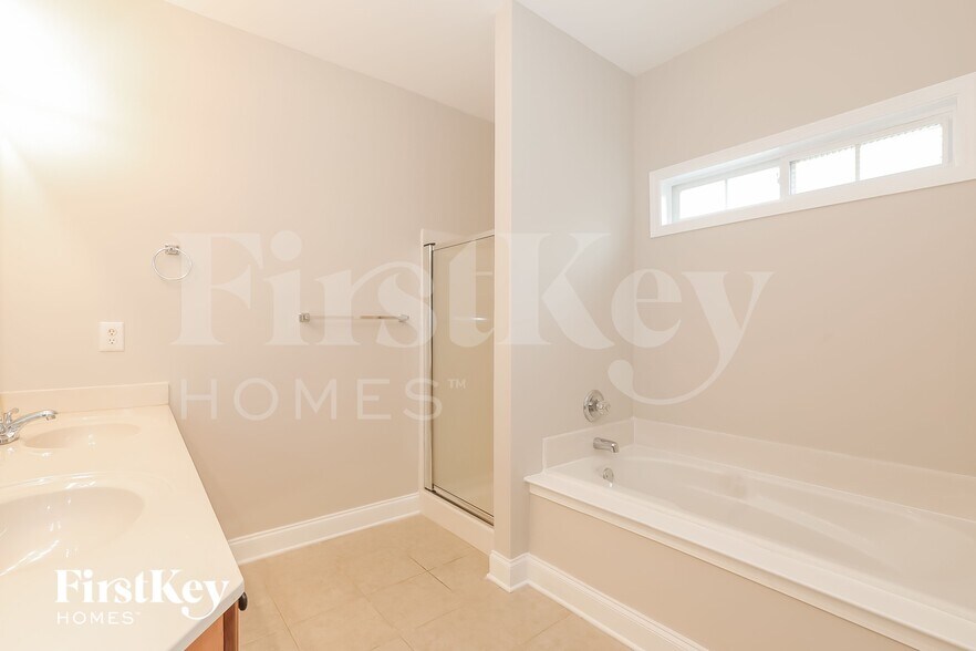 Building Photo - 495 Roland Manor Dr