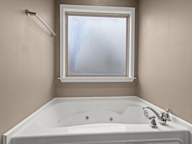 Building Photo - Beautiful Brick Home in Canebrake