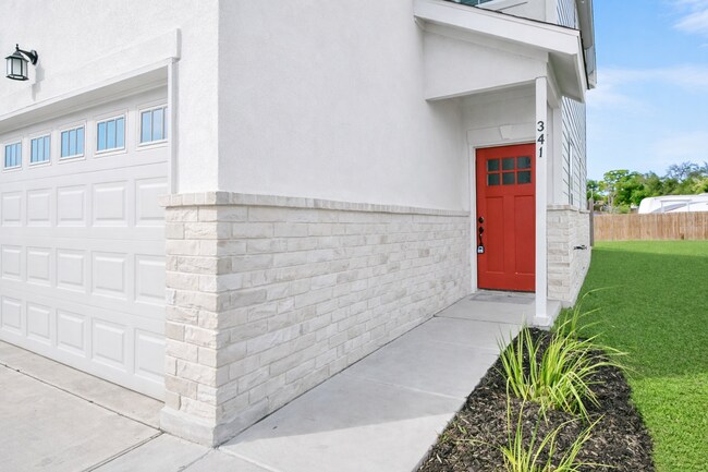Building Photo - **2 Weeks Free!** Beautiful 3 Bedroom Duplex in New Braunfels – Modern Finishes & Great Layout!