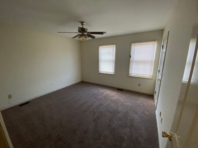 Building Photo - 2 Bed 1.5 Bath Town House