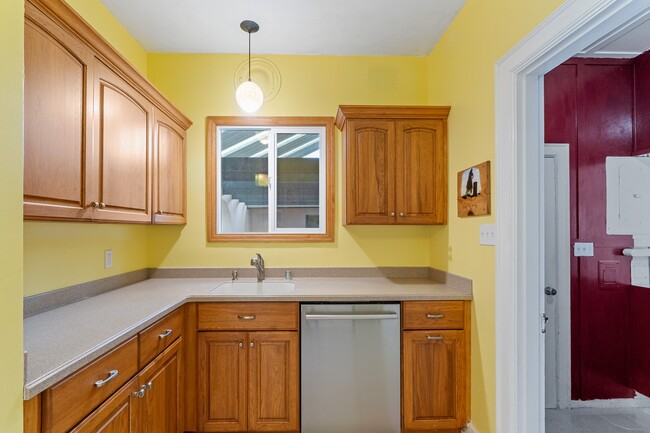 Building Photo - 404 Pioneer Ave E