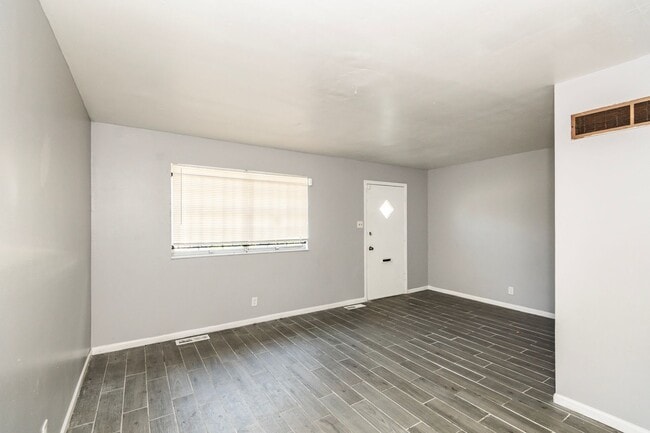 Building Photo - Spacious 4 Bed 2 Bath