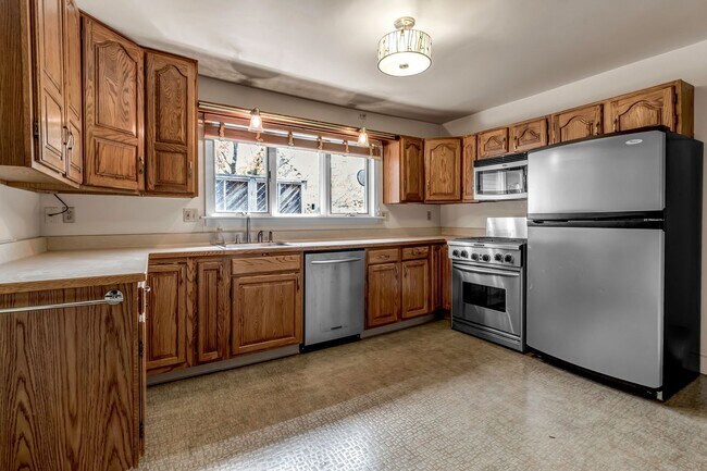 Building Photo - 589 Breckenridge St