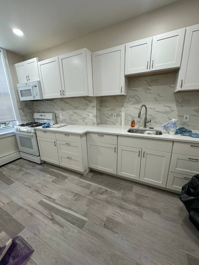 Building Photo - 66-13 60th Ln