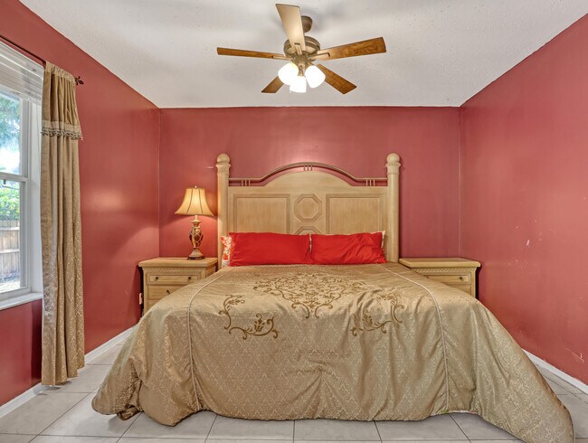 Building Photo - 1950 Wisteria St