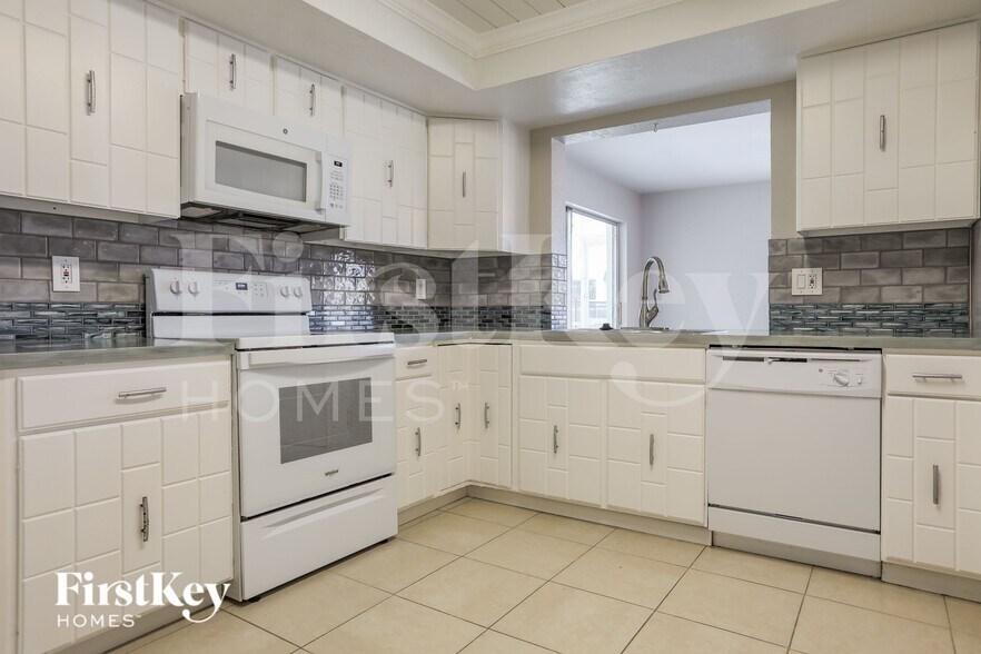 Building Photo - 63 Rotonda Cir