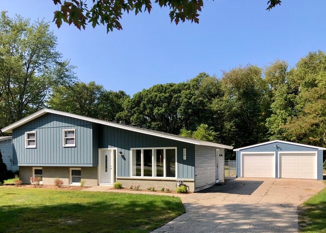 Primary Photo - 2581 Beeline Rd