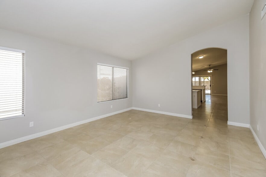 Building Photo - 1233 S Colonial Dr