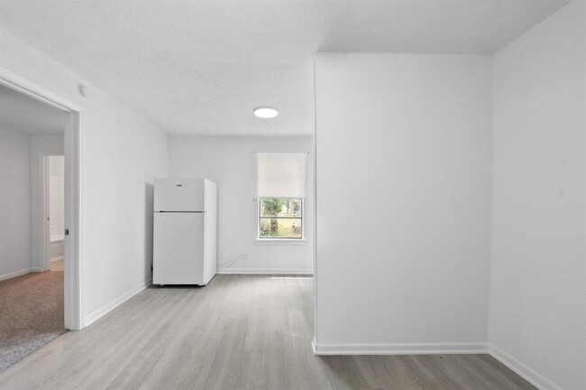 Building Photo - 806 E Emily Ave