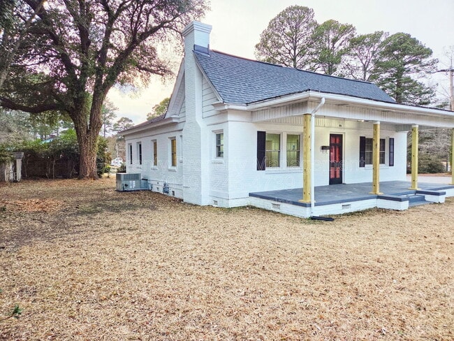 Building Photo - 907 Hines St W