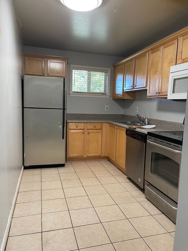 Building Photo - 1BR/1 BA/1 Bonus Room with balcony in Stad...