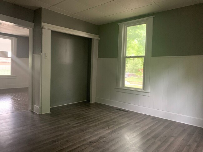 Building Photo - 2 bed/2 bath, 720 sqft home! 413 W Nichols...