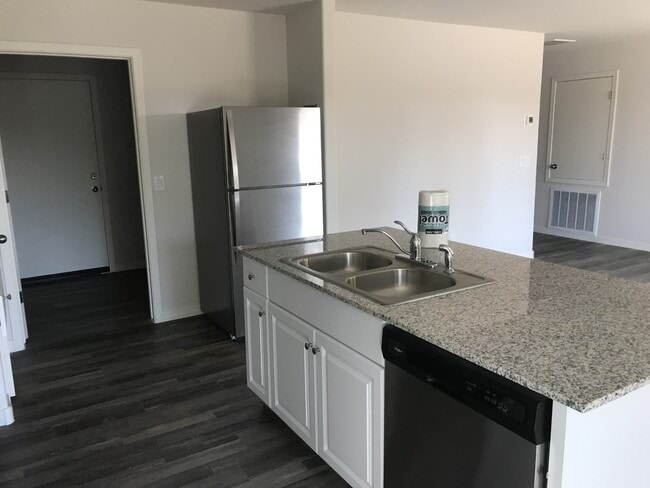 appliances are 2 years old - 1043 W Seminole Dr