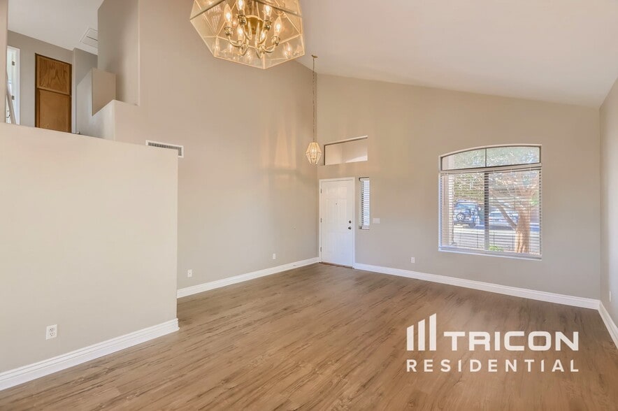 Building Photo - 15950 W Cottonwood St