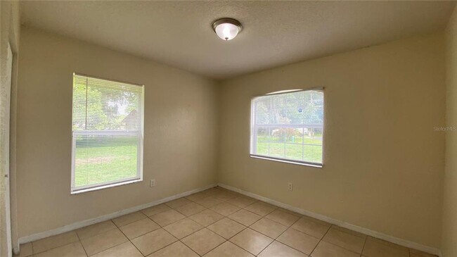 Building Photo - 523 Silver Way Dr