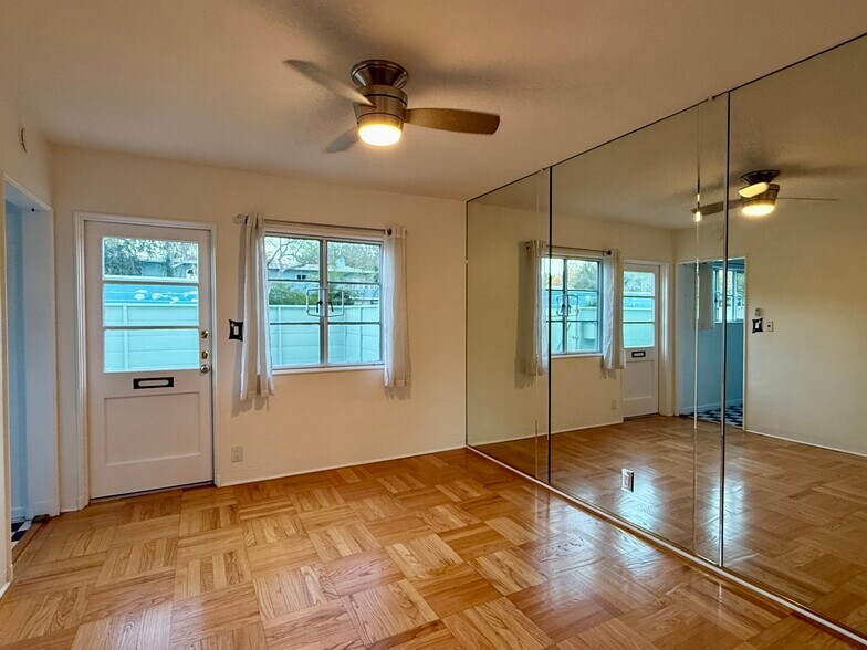 Building Photo - 5560 Village Grn