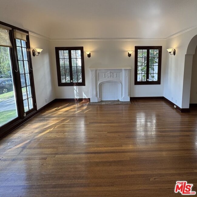 Building Photo - 328 N Sycamore Ave