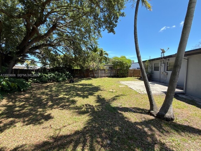 Building Photo - 1325 NW 11th Ct