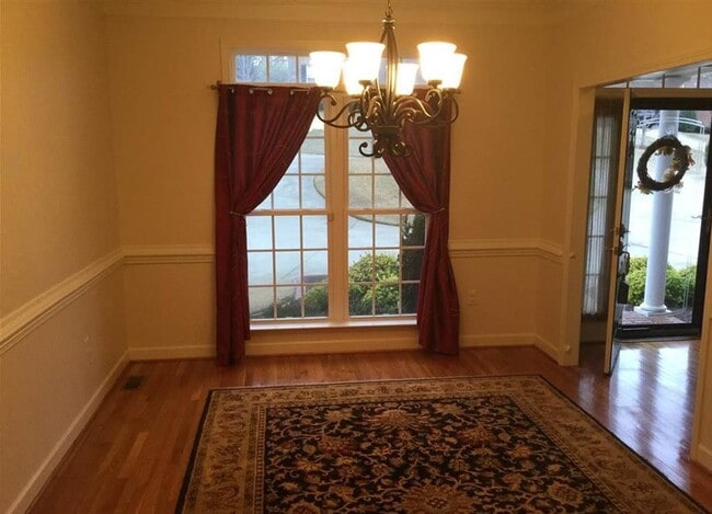 Building Photo - 5 Bedroom in Cedar Bluff Community