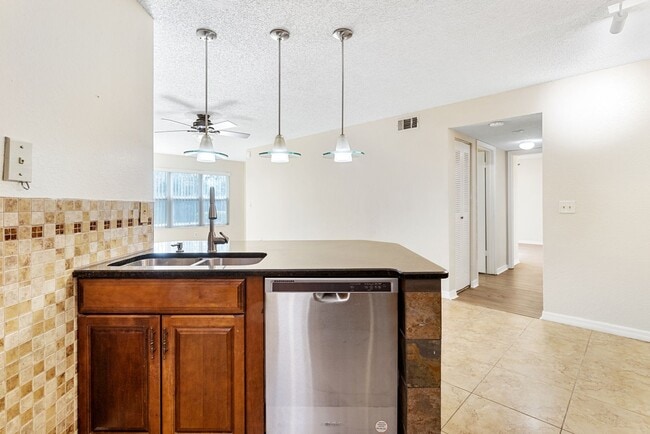 Building Photo - Venetian Place - 612