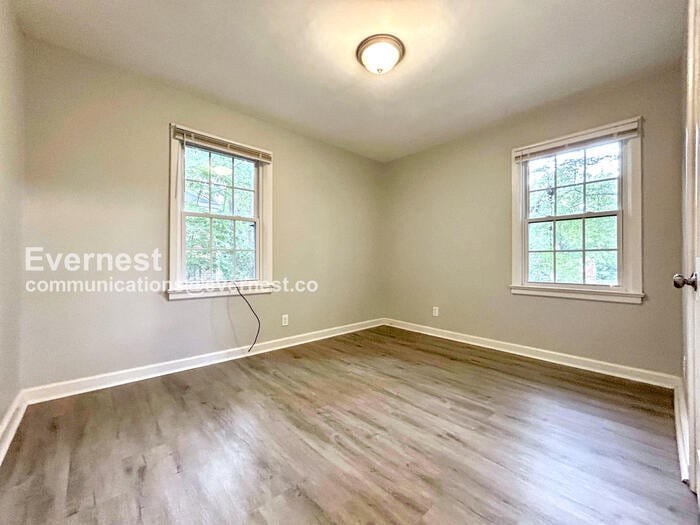 Building Photo - 1819 Oakmont Dr NW