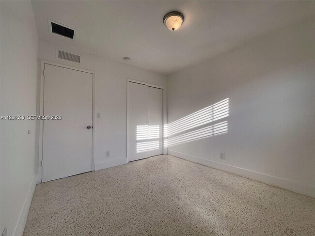 Building Photo - 514 NE 4th Ave