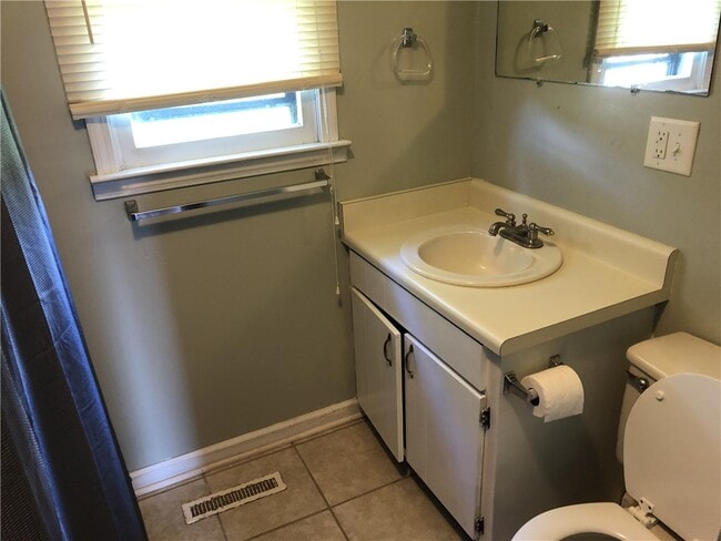 Building Photo - 6511 W Oak Hwy