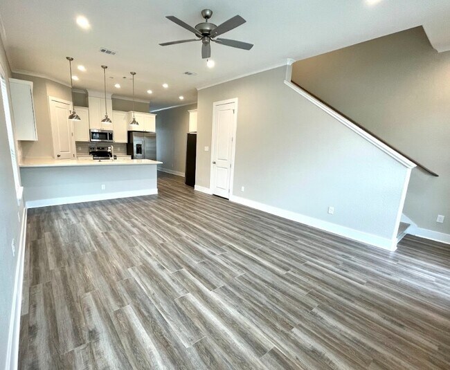 Building Photo - 710 Vassar Ct