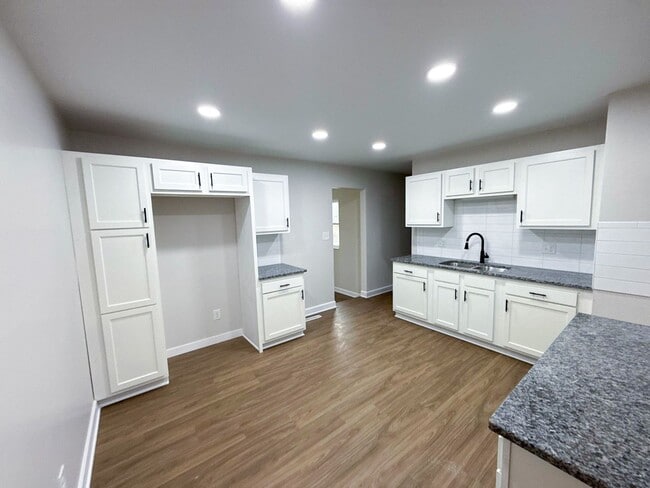 Building Photo - Spacious & Stylish Living in Columbus – 4B...